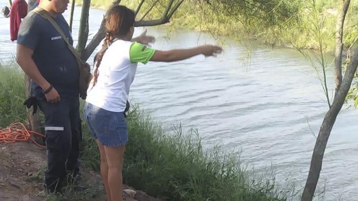 Die Ehefrau zeigt einem mexikanischen Beamten die Stelle, wo ihr Mann und ihre fast zweijährige Tochter beim Überqueren des Rio Grande verschwunden sind. Die Leichen der Ertrunkenen wurden rund 500 Meter entfernt entdeckt. Foto: Julia Le Duc/AP