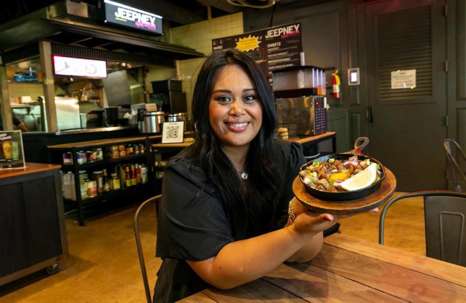 Nicole Ponseca muestra una de las especialidades, el sisig de cerdo, en su restaurante filipino Jeepney dentro del salón de comida 1-800-Lucky de Miami. Ponseca abrió en Wynwood la versión fast-casual de su exclusivo restaurante neoyorquino para probar el mercado.