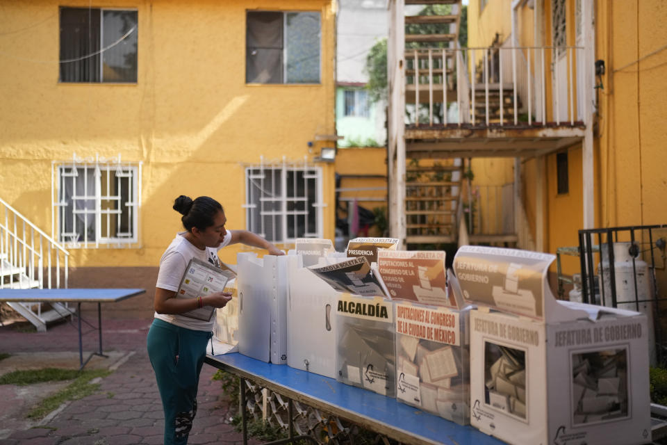 Una mujer vota en las elecciones generales en Ciudad de México, el domingo 2 de junio de 2024. (AP Foto/Matías Delacroix)