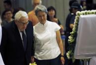 Former U.S. Secretary of State Henry Kissinger pays his respects to the late first prime minister Lee Kuan Yew beside wife of Singapore's Prime Minister Lee Hsien Loong, Ho Ching, at the Parliament House in Singapore March 28, 2015. REUTERS/Edgar Su