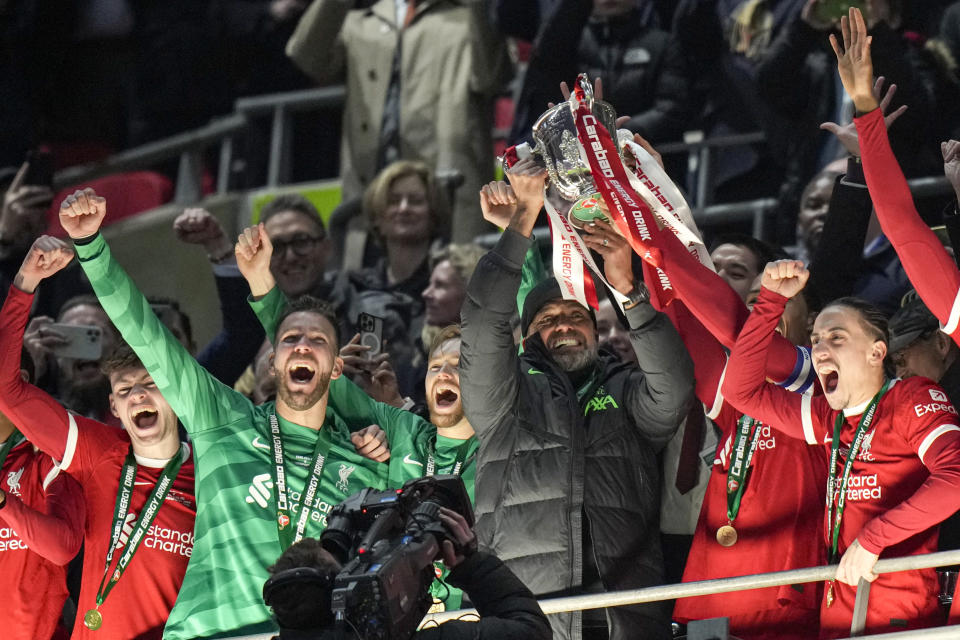 Liverpool's manager Jurgen Klopp celebrates with his players after they won the English League Cup final soccer match between Chelsea and Liverpool at Wembley Stadium in London, Sunday, Feb. 25, 2024. (AP Photo/Alastair Grant)