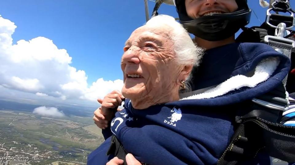 美國1名100歲阿嬤為了完成遺願，選在生日前從3000公尺高空跳傘。（圖／翻攝自YouTube）