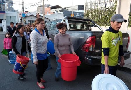 People wait to collect water from a water truck during a drought season in La Paz, Bolivia, November 23, 2016. REUTERS/David Mercado