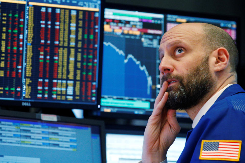 <p>Schlechter Tag für die Broker an den US-Börsen: Der Dow-Jones-Index fiel zeitweise auf unter 24.000 Punkte. (Bild: Reuters/Brendan McDermid) </p>