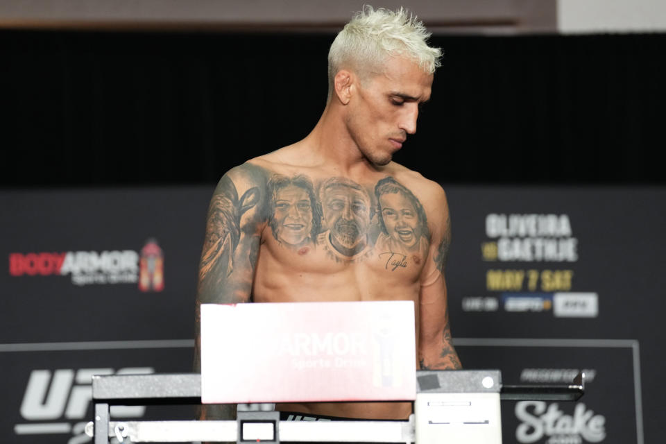 PHOENIX, ARIZONA - 6 DE MAYO: Charles Oliveira de Brasil reacciona después de no poder hacer el peso, dejando vacante el campeonato de peso ligero de UFC, durante el pesaje oficial de UFC 274 en el hotel Hyatt Regency el 6 de mayo de 2022 en Phoenix, Arizona.  (Foto por Chris Unger/Zuffa LLC)