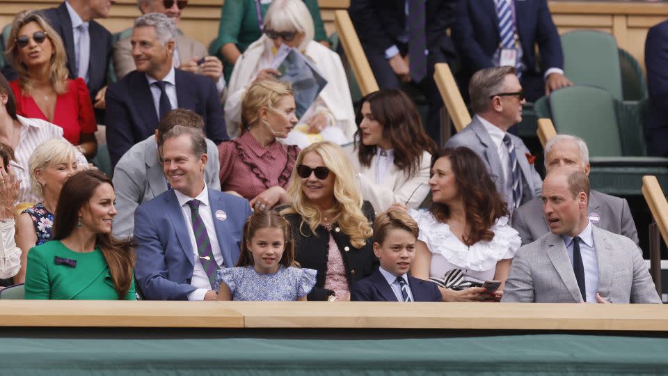 Charlotte (centro a la izquierda) y George (centro a la derecha) se sientan en el palco real antes de la final masculina de Wimbledon el domingo.  -Andrew Couldridge/Reuters