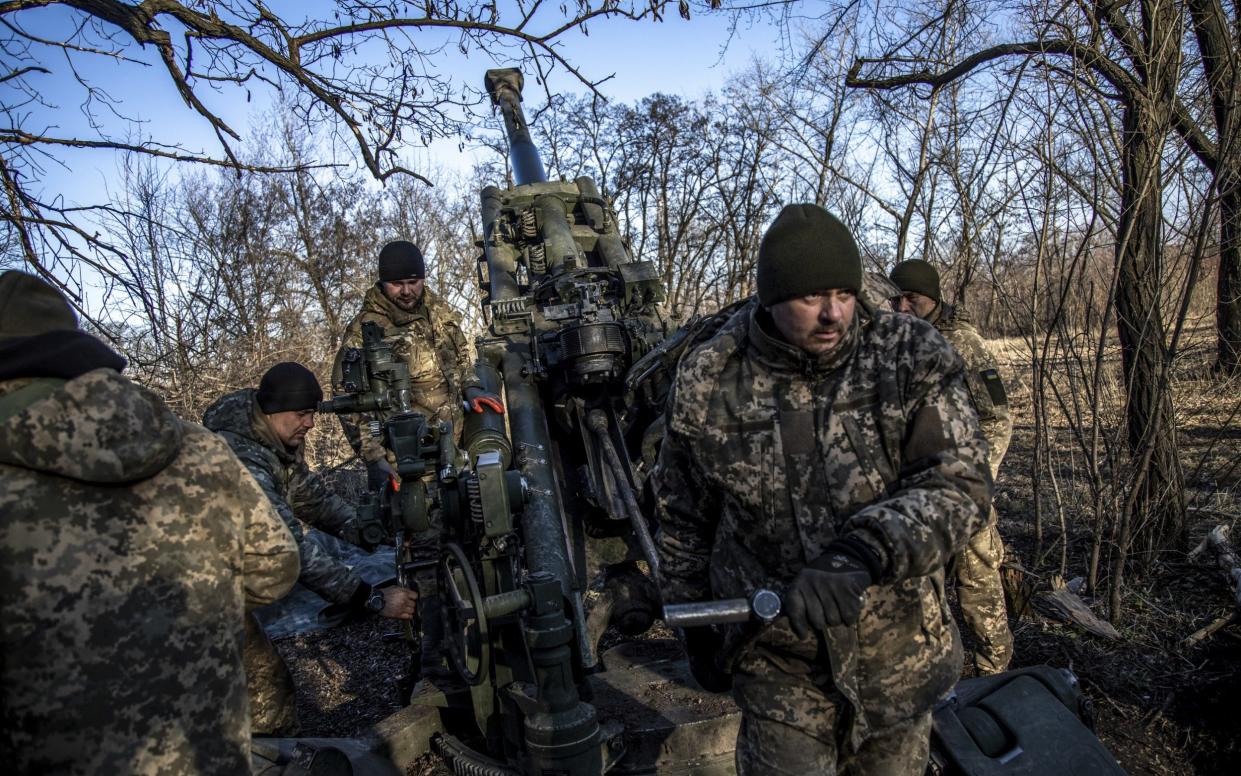 Ukrainian soldiers target Russian positions in the frontline nearby Bakhmut - Anadolu Agency