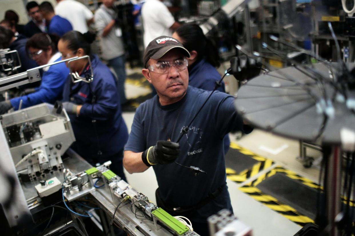 Trabajadores cumplen tareas en la línea de producción de autopartes de la fábrica Bosch en San Luis Potosí, México