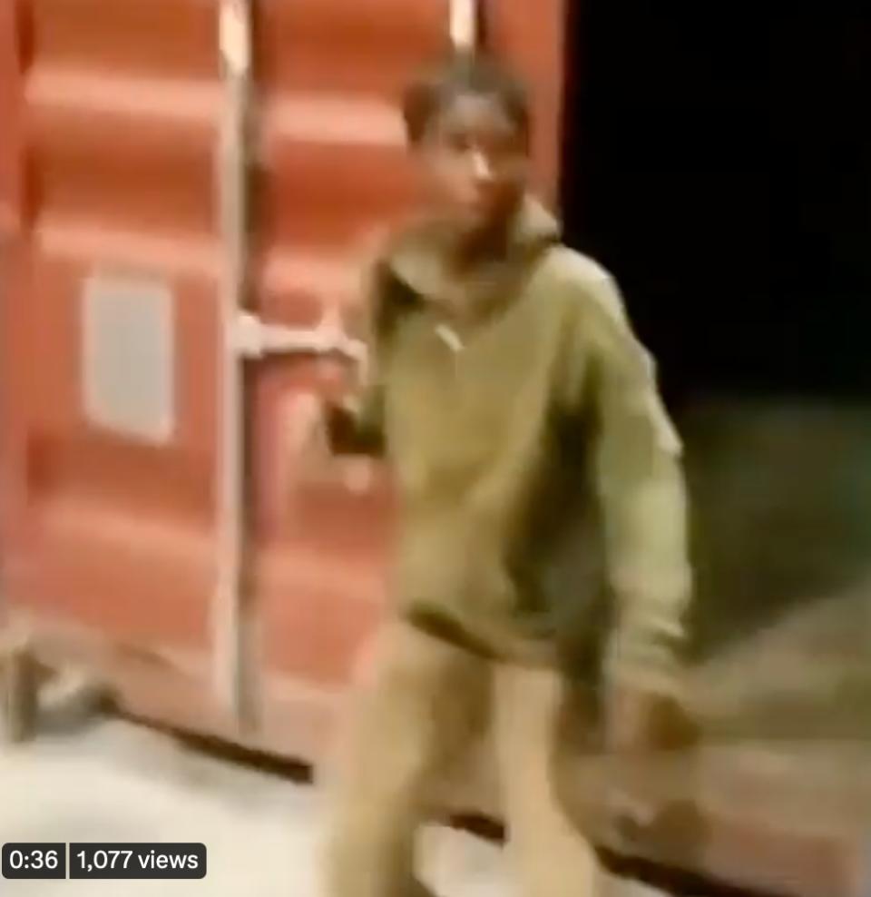 孟加拉一位名叫法希姆的 15 歲少年，11 日於吉大港市（Chittagong）捉迷藏遊戲過程在貨櫃中睡著，6 天後在 3,700 公里外的馬來西亞巴生港被發現。&nbsp;&nbsp;&nbsp;圖：截自推特@IndMuslimVoice