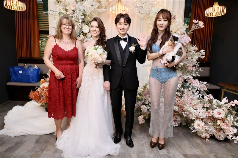 胡文英（右起）、鄭靚歆、德國妻子Aky與媽媽今出席婚禮（圖／記者鄭孟晃攝）