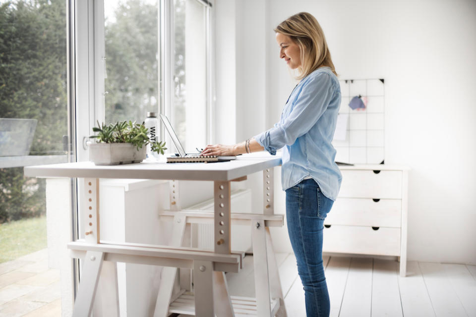 Ergonomique, pratique et confortable, le bureau réglable s'invite dans tous les espaces de travail. (Photo : Yahoo shopping)