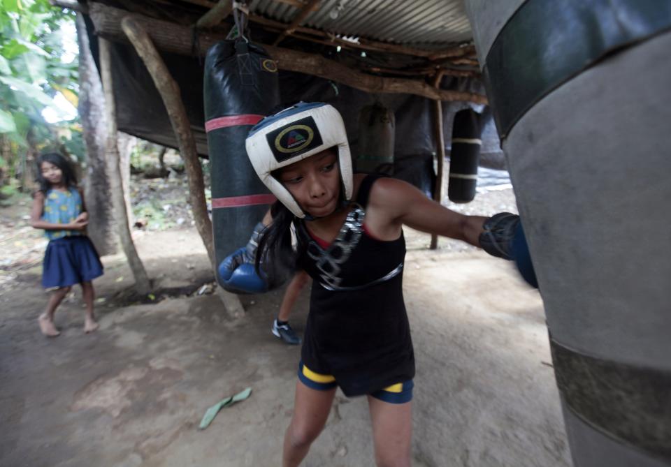 Donde no llegan las escuelas, son las iniciativas de algunos particulares las que se encargan del futuro de los más jóvenes. En la comunidad indígena de Pacayita, en Nicaragua, el ex boxeador Marco Cano, antiguo campeón nacional amateur, ha fundado una academia que pretende mantener a los niños centrados en el deporte y, por tanto, alejados de las drogas y de las bandas organizadas. Alguna muchacha tiene madera de campeona.