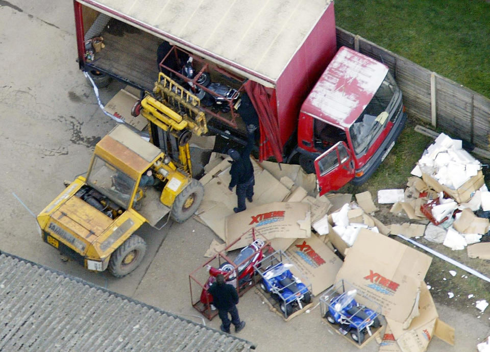 Las autoridades investigan el camión usado para sacar las 53 millones de libras esterlinas del depósito de Securitas en Tonbridge. (Foto: Gareth Fuller - PA Images/PA Images via Getty Images)