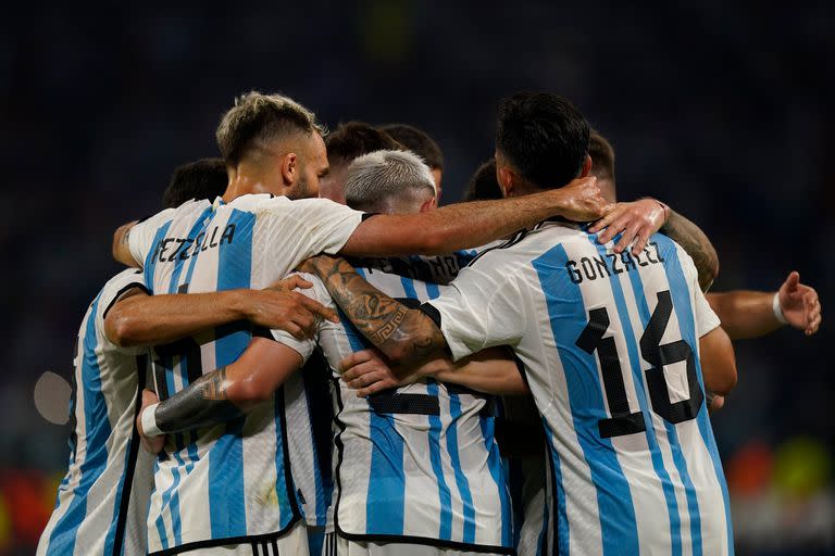 La selección argentina superó a Brasil para quedarse con el primer puesto del ranking FIFA