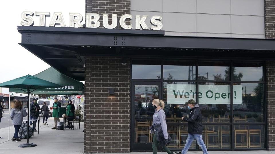 Starbucks leidet wegen Corona unter eingeschränkten Öffnungszeiten und geringerem Kundenaufkommen.