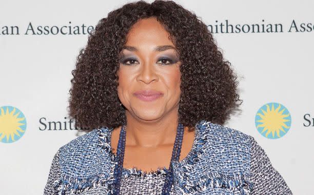 <p>Shonda Rhimes cruzó a Trump en junio, al twittear en respuesta a un artículo de Slate sobre el candidato en el que él se refería a un miembro de un integrante de un rally como “mi afroamericano”. Rhimes compartió el tuit con el artículo, añadiendo, “Um, no -. No llegarás a tener a uno de nosotros porque la esclavitud ha terminado”.</p>