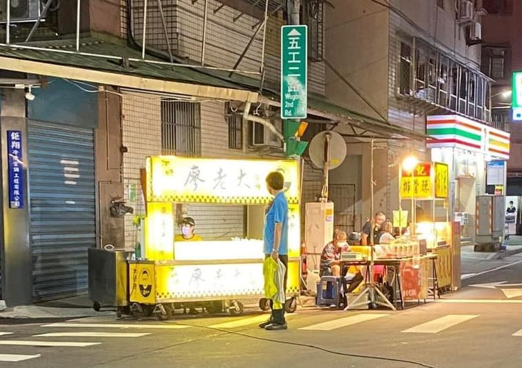 網友在街頭發現「廖老大飲料店2.0」。（圖片來源：爆廢公社)