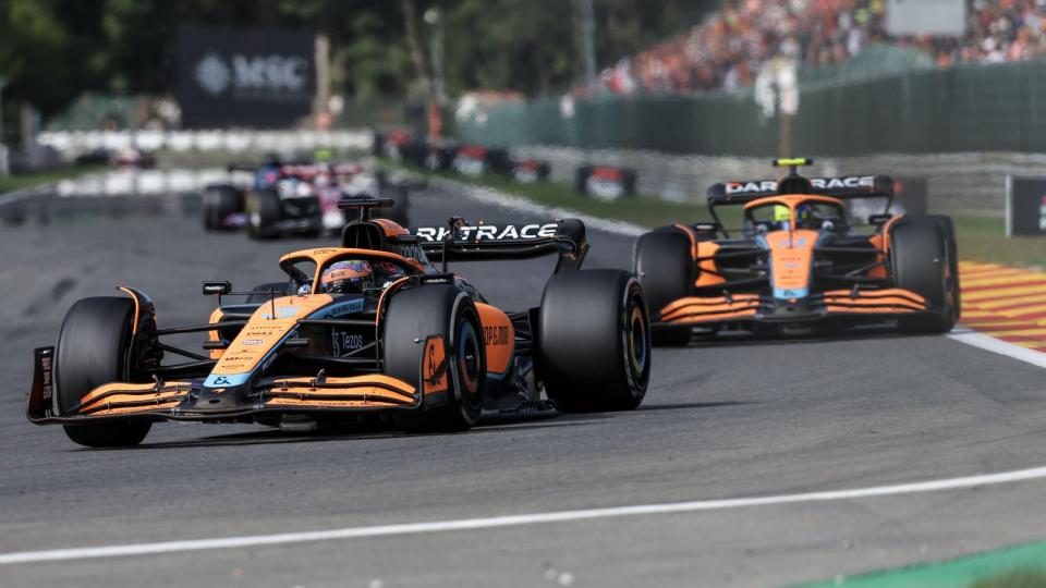 Daniel Ricciardo mengungguli rekan setimnya di McLaren Lando Norris.  Belgia, Agustus 2022. Kredit: Alamy