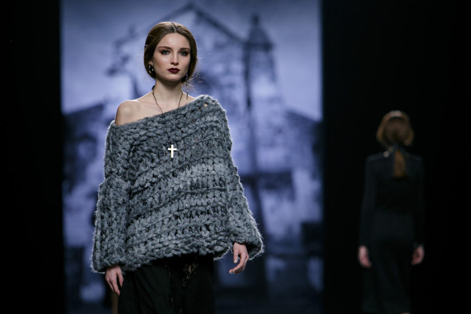 Paula Willems en el desfile de Juana Martín en la Mercedes-Benz Madrid Fashion Week 2016. (Foto: Pablo Cuadra / Getty Images) 