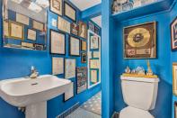 La inmobiliaria revela que el piso cuenta con un baño pintado de azul cobalto al que Sarandon bautizó como "Academy Award bath", lo que es lo mismo, el baño del premio de la Academia. (Foto: <a href="https://loft147.com/" rel="nofollow noopener" target="_blank" data-ylk="slk:Sotheby’s International Realty;elm:context_link;itc:0;sec:content-canvas" class="link ">Sotheby’s International Realty</a>)