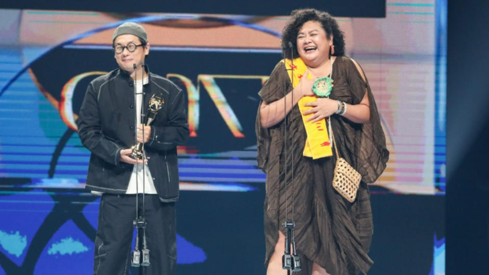 巴奈（右）與柯智豪以《夜婆Iā-Pô》奪下「最佳台語專輯獎」。台視提供