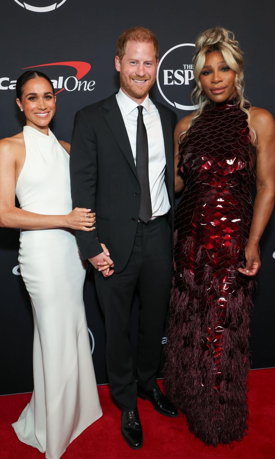 De izquierda a derecha, Meghan Markle, el príncipe Harry y Serena Williams en los ESPY Awards