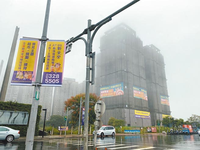 桃園重劃區建案如雨後春筍，近來更受惠後疫情熱錢推升房價，地政局和消保官組聯合稽查小組，呼籲民眾眼睛睜亮，購屋前應詳閱契約內容。（蔡依珍攝）