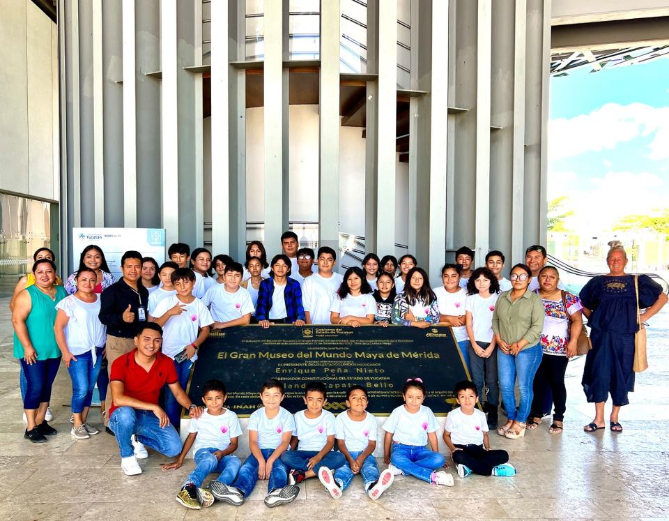 Alumnos de la Escuela de Música Kookix, un proyecto sin ánimo de lucro puesto en marcha por Skouras y Bardavid en 2021, en una excursión al Gran Museo Mundo Maya de Mérida. (Crédito: Marjorie Skouras/@Marjorie_Skouras_Design)