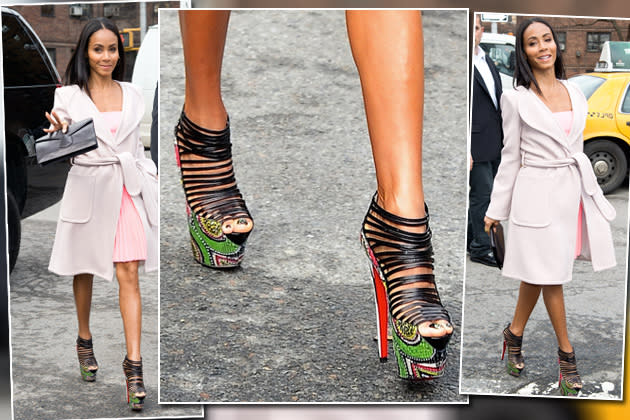 Jada Pinkett Smith hinterlässt ihren modischen Fußabdruck auf der Fashion Week. Das extravagante Schuhwerk der 41-Jährigen war DER Eyecatcher schlechthin. In Python-Print-Plateaus von Christian Louboutin stöckelte Smith am Dienstag zur Show von Vera Wang. Solche mustergültigen Treter sind zwar der letzte Schrei. Aber zu Jadas zartrosa Plissee-Dress wollten die klobigen 2000-Dollar-High-Heels so gar nicht passen. (Bilder: Getty Images)