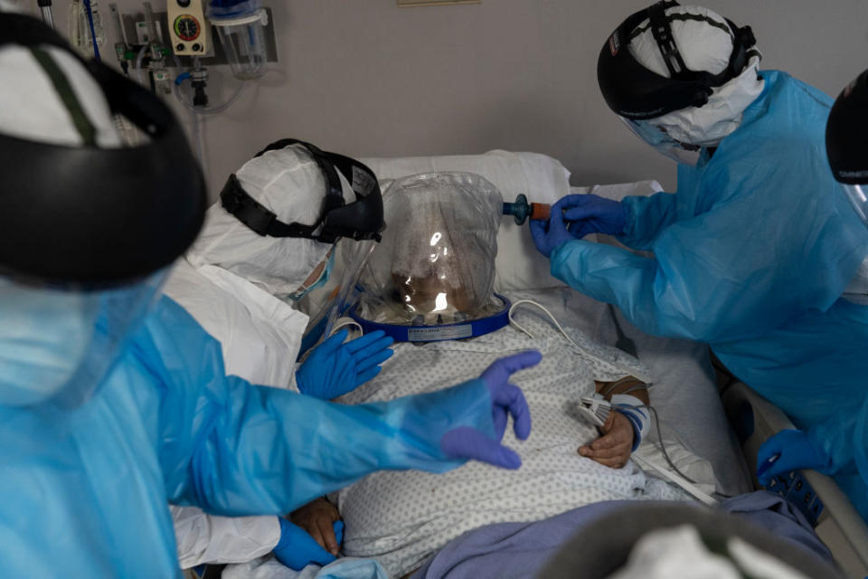 Members of the medical staff treat a patient who is wearing helmet-based ventilator in the COVID-19 intensive care unit in Houston, Texas. Source: Getty Images