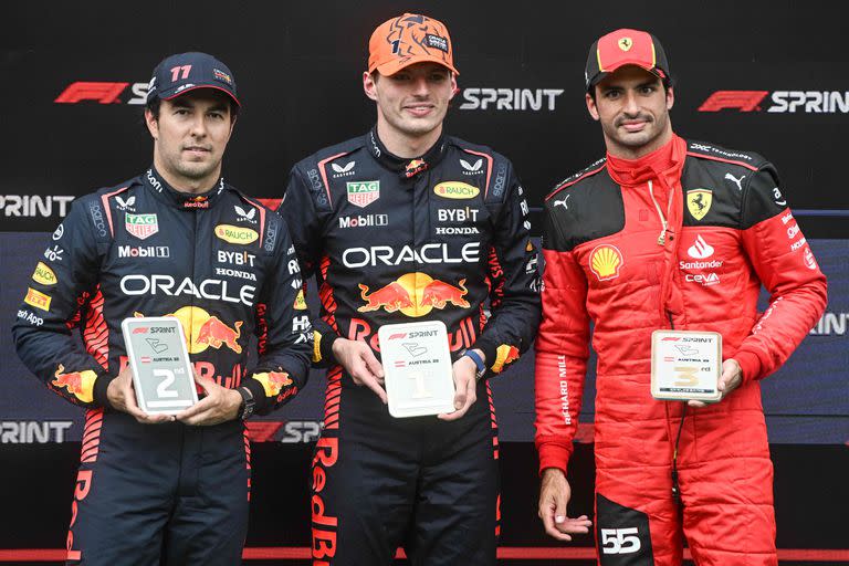 El podio luego del sprint: Sergio Pérez, Max Verstappen y Carlos Sáinz Jr.