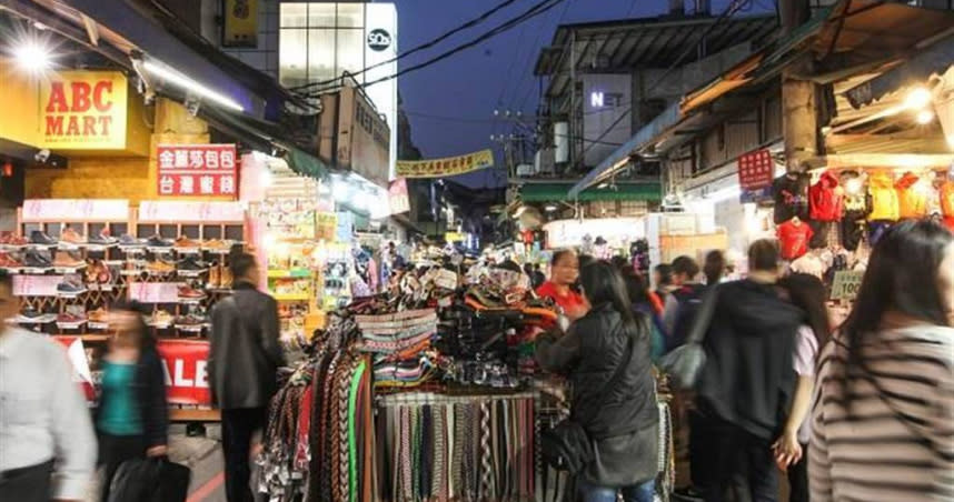 有民眾在士林夜市買到發霉的糖葫蘆。（示意圖／報系資料照）