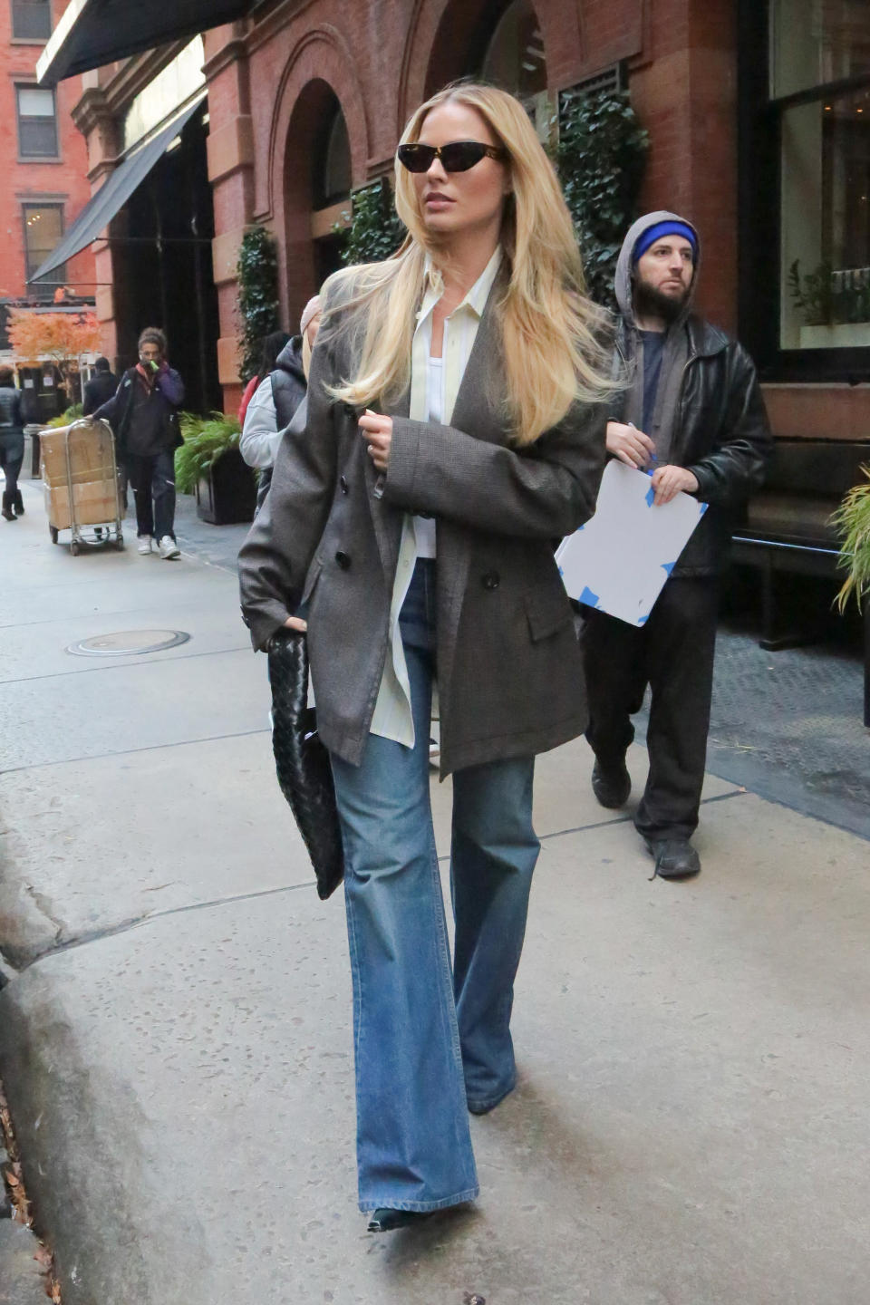 Margot Robbie en jean bootcut