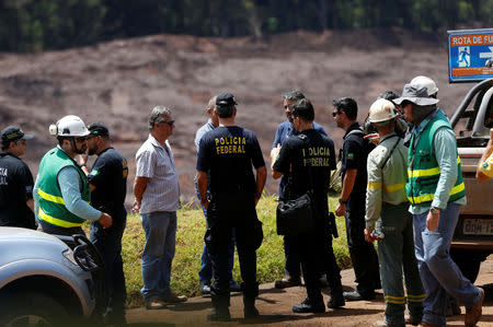 Federal police officers talk with employees at the collapsed Brazilian mining company Vale SA, in Brumadinho, Brazil February 1, 2019. REUTERS/Adriano Machado