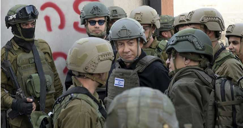 以色列總理納坦雅胡（中）在加薩聽簡報。
