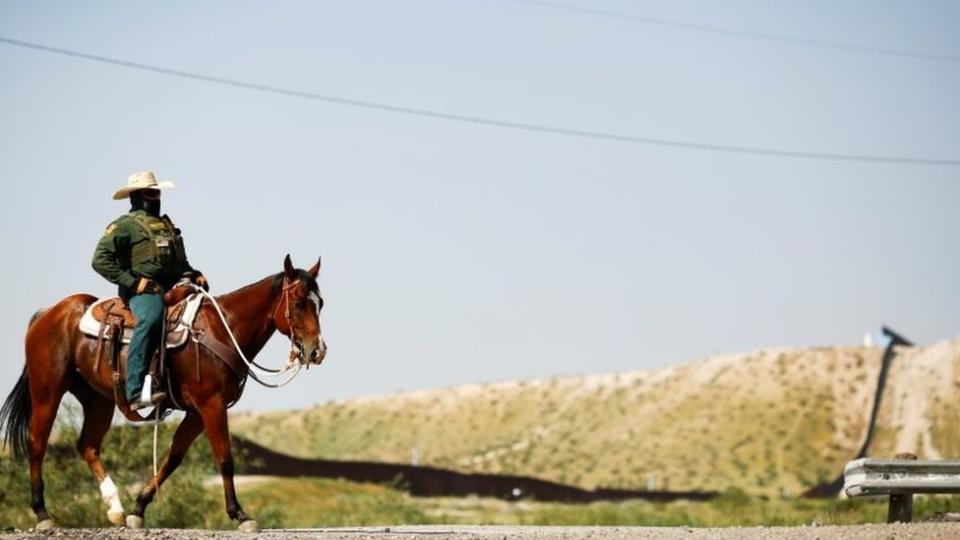 Agente fronterizo a caballo