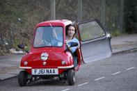 <p>Peel P50. Auto veramente minuscola ma non bellissima… Un lato positivo c’è: è così leggera che si può trasportare come un trolley. (GETTY) </p>