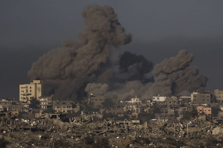 El humo se eleva tras un bombardeo israelí en la Franja de Gaza, el jueves 23 de noviembre de 2023.
