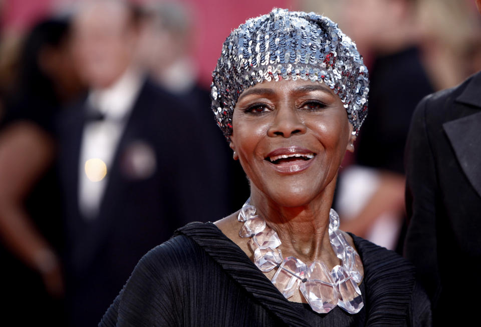 ARCHIVO - Cicely Tyson llega a la 61a entrega de los Emmy el 20 de septiembre de 2009 en Los Angeles. Tyson, la actriz negra pionera nominada al Oscar por su papel como la esposa del aparcero en “Sounder”, ganadora de un Tony a los 88 años en 2013, que conmovió al público de la TV en “The Autobiography of Miss Jane Pittman” murió el jueves a los 96 años. (Foto AP/Matt Sayles, archivo)