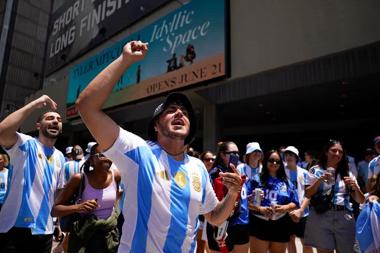 Los hinchas desembarcaron con bombos, redoblantes y banderas