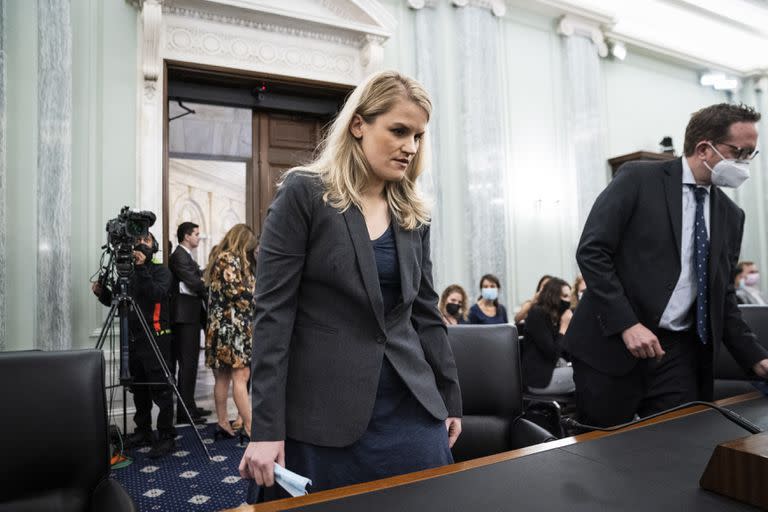 La exempleada, ahora denunciante, de Facebook, Frances Haugen se apresta a declarar ante la Comisión de Comercio del Senado, en el Capitolio, Washington, martes 5 de octubre de 2021. (Jabin Botsford/The Washington Post via AP, Pool)