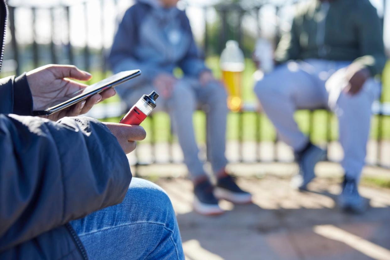 En 2023, uno de cada nueve niños habrá probado el vapeo. <a href="https://www.shutterstock.com/image-photo/close-teenagers-mobile-phone-vaping-drinking-2138631041" rel="nofollow noopener" target="_blank" data-ylk="slk:Daisy Daisy/Shutterstock;elm:context_link;itc:0;sec:content-canvas" class="link ">Daisy Daisy/Shutterstock</a>