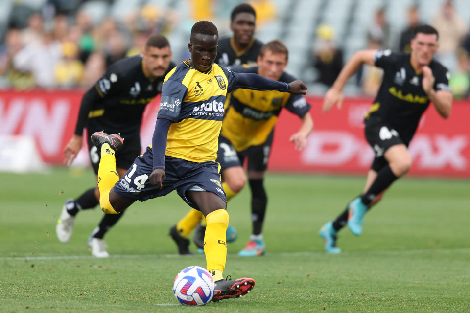 GOSFORD, AUSTRALIA - NOVEMBER 13: Garang Kuol of the Mariners scores a goal from a penalty during the round six A-League Men's match between Central Coast Mariners and Macarthur FC at Central Coast Stadium, on November 13, 2022, in Gosford, Australia. (Photo by Scott Gardiner/Getty Images)