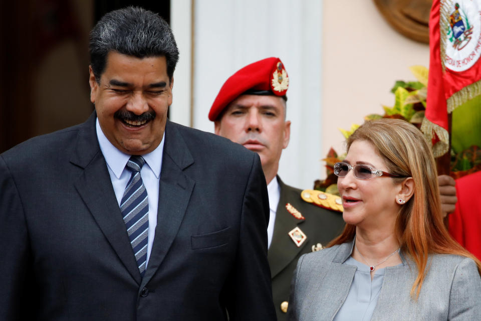 Nicolás Maduro, el heredero de Chávez, junto con su esposa Cilia Flores (Foto: REUTERS/Carlos Garcia Rawlins)