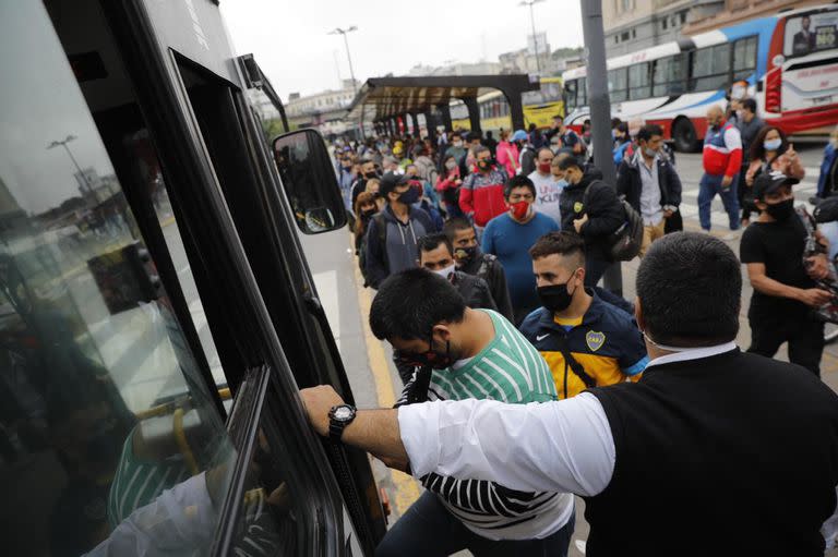 Paro de Subtes y largas filas de gente en Constitución para poder tomarse el colectivo.