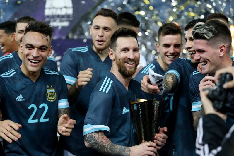 Foto del viernes de Lionel Messi y sus compañeros celebrando la victoria de Argentina sobre Brasil en un amistoso en Riad