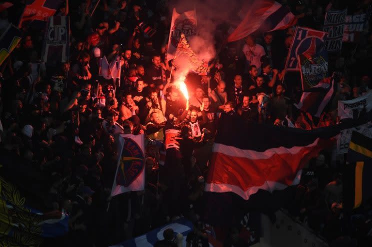 <p>Le public du PSG commence déjà à fêter leur victoire. (crédit AFP)</p>