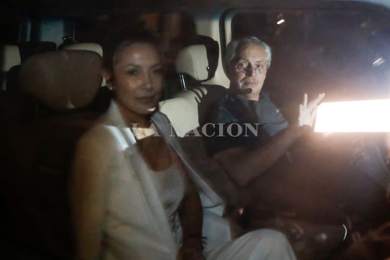 El Presidente Alberto Fernández saliendo de la clínica Otamendi