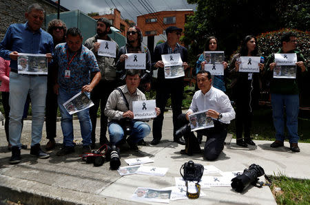 Colombian journalists gather in front of the Ecuadorean embassy to protest against the murder of journalist Javier Ortega, photographer Paul Rivas and their driver Efrain Segarra in Bogota, Colombia April 16, 2018. Picture taken April 16, 2018. REUTERS/Jaime Saldarriaga