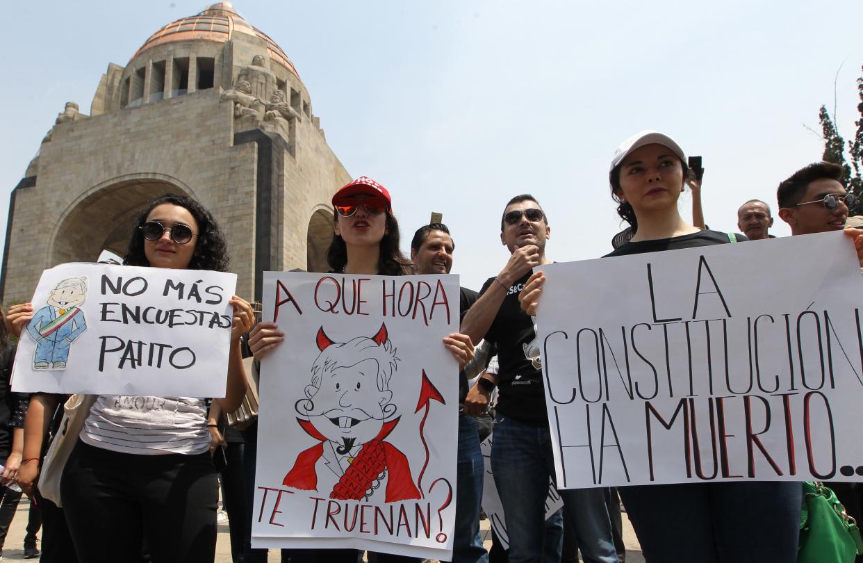 México, 5 may (EFE).- Miles de personas se manifestaron este domingo en Ciudad de México y otras urbes en una protesta convocada en redes sociales contra las políticas del presidente Andrés Manuel López Obrador.